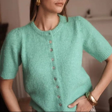 Cardigan femme CLARA en maille douce vert, porté de face avec boutons