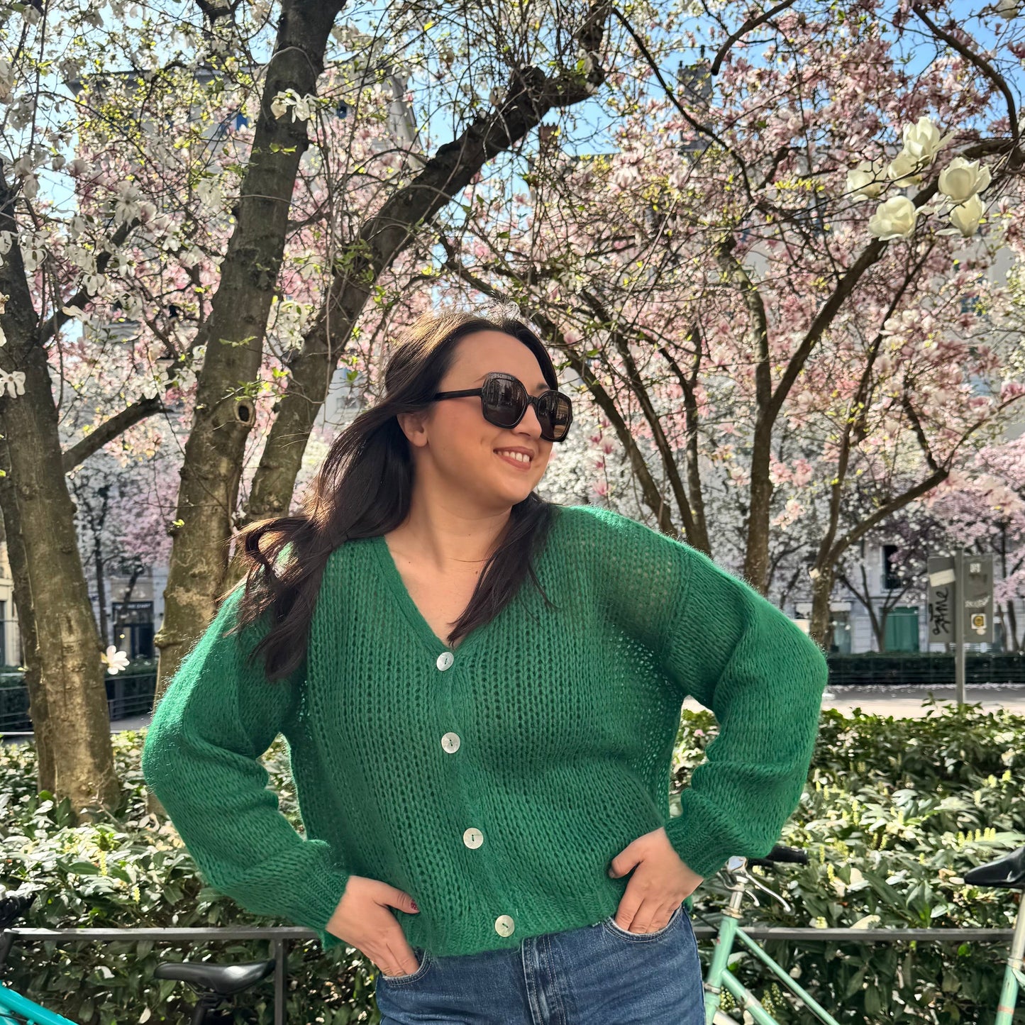 cardigan vert fabriqué en Italie portée sur modèle