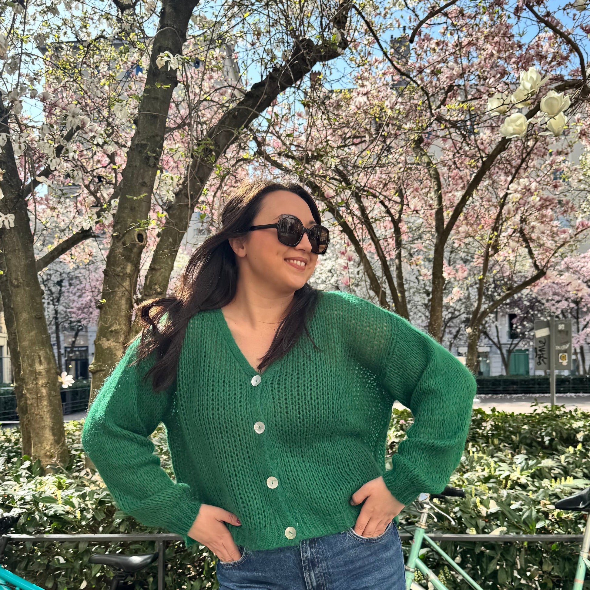 cardigan vert fabriqué en Italie portée sur modèle