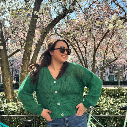 cardigan vert fabriqué en Italie portée sur modèle