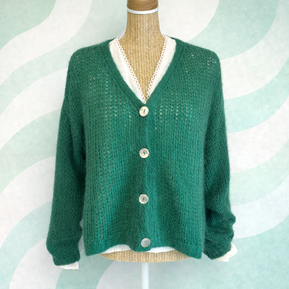 cardigan vert made in Italie en situation sur un buste