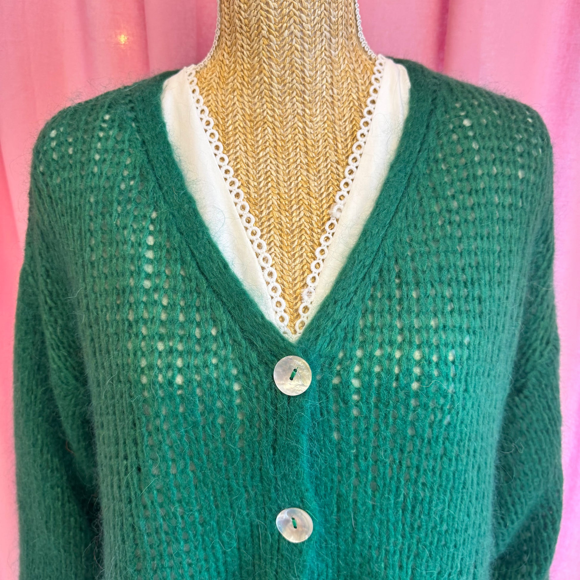 zoom sur col cardigan vert - made in Italie 
