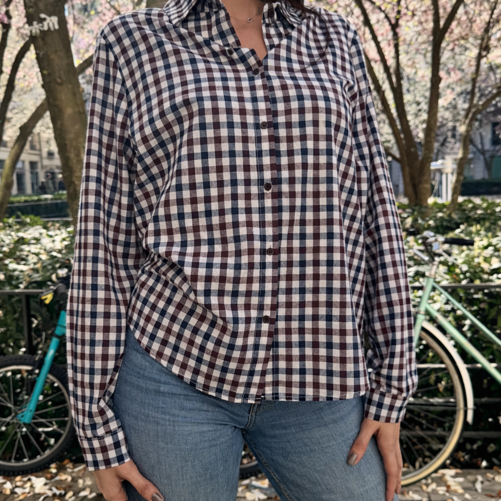 chemise a carreaux bleu et marron porté sur un mannequin en extérieur -marie moon