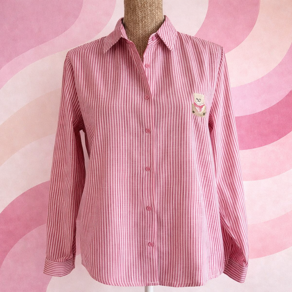 chemise a rayures rose avec broderie ourson en situation sur un buste