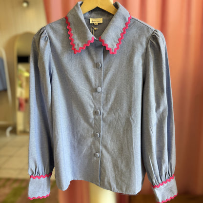 chemise bleu col festonné rose vue de face