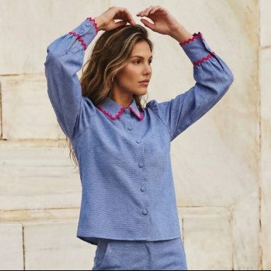 chemise bleu col festonné rose en situation sur mannequin