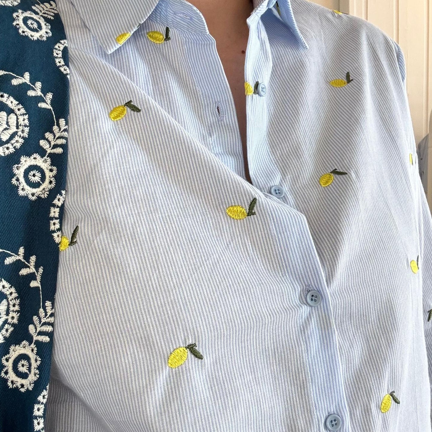 zoom détails chemise broderies citrons 