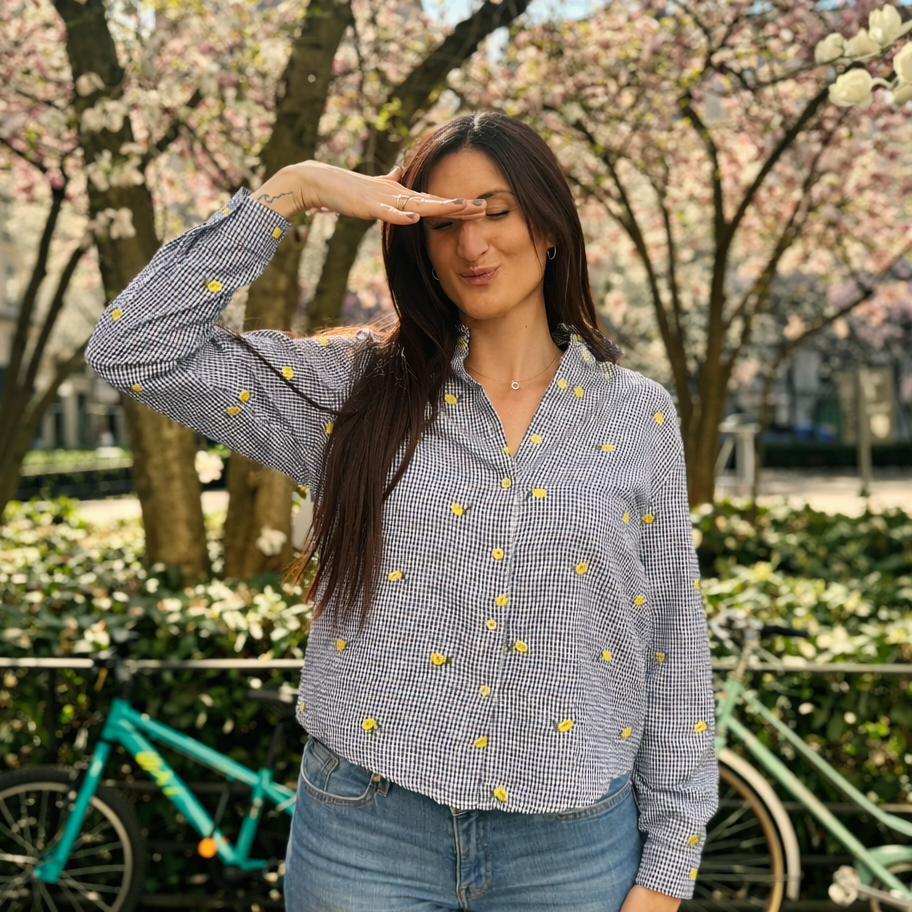 chemise broderies citrons en situation sur un mannequin 