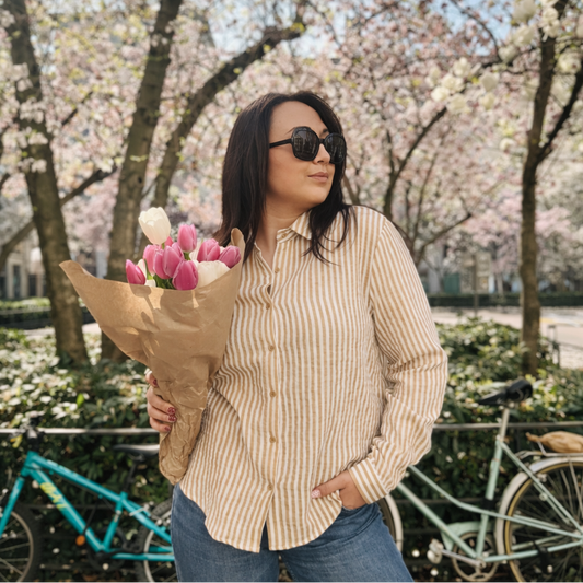 chemise en coton rayures beige en situation sur un mannequin