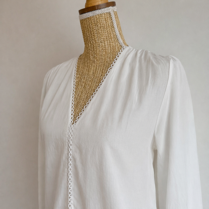 chemise écru avec broderie au col vue de profil