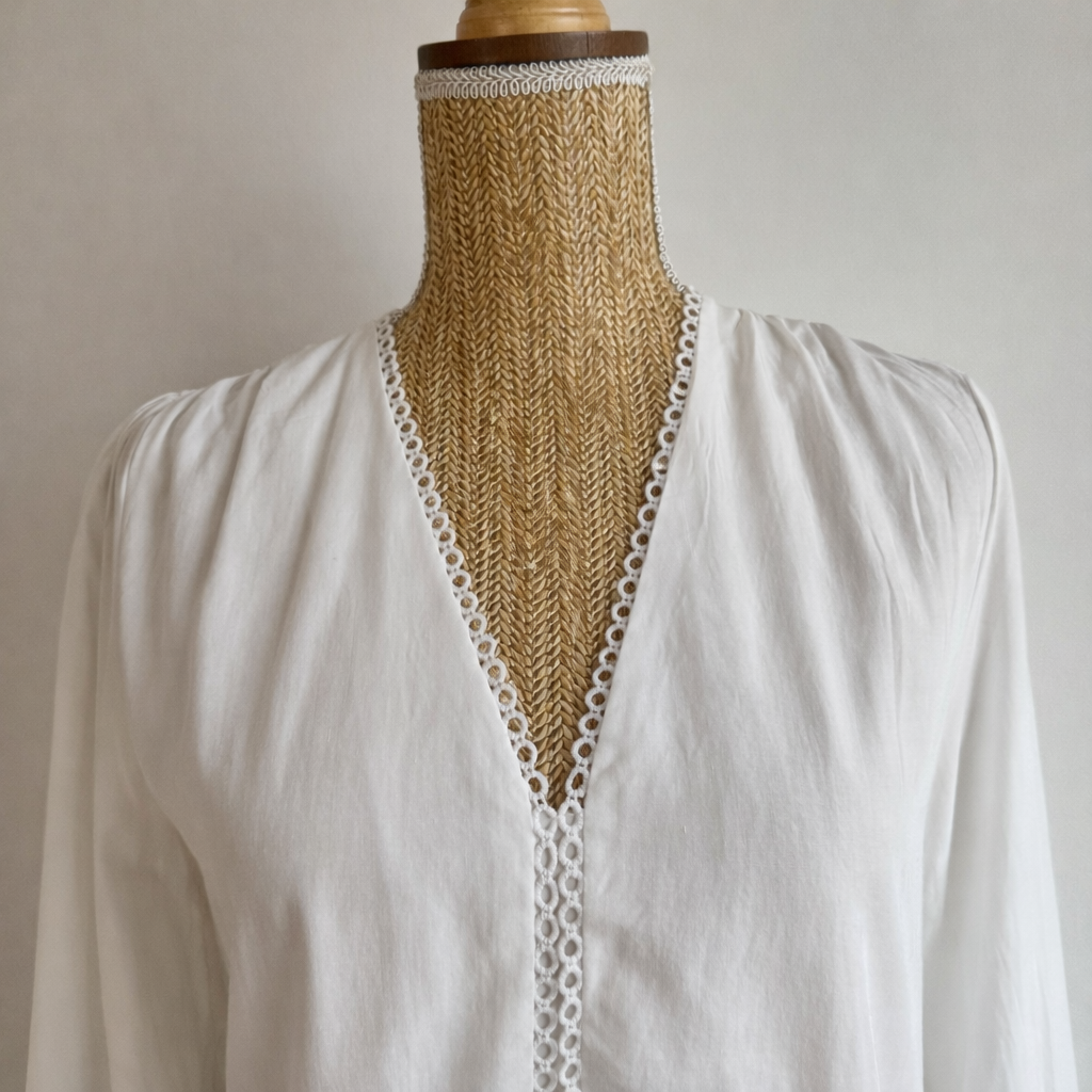 zoom détail chemise ecru broderie