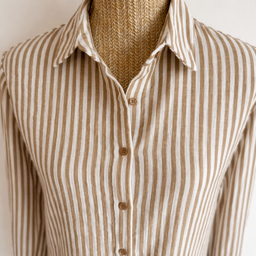 zoom du col chemise en coton rayures beige et blanc