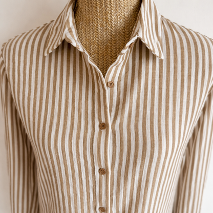 zoom du col chemise en coton rayures beige et blanc