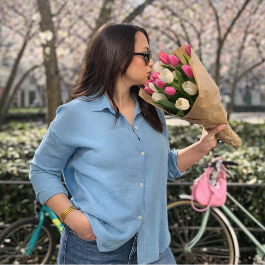 chemise gaze de coton bleu ciel en situation 