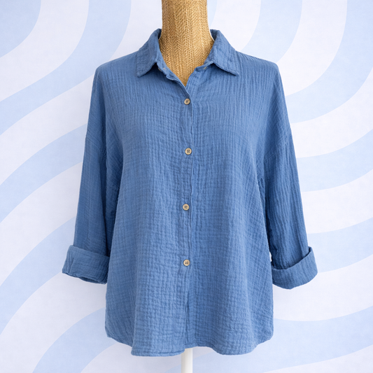 chemise gaze de coton bleu jean portée sur mannequin