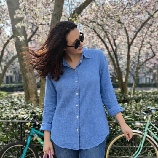 chemise en gaze de coton bleu jean portée sur un mannequin 