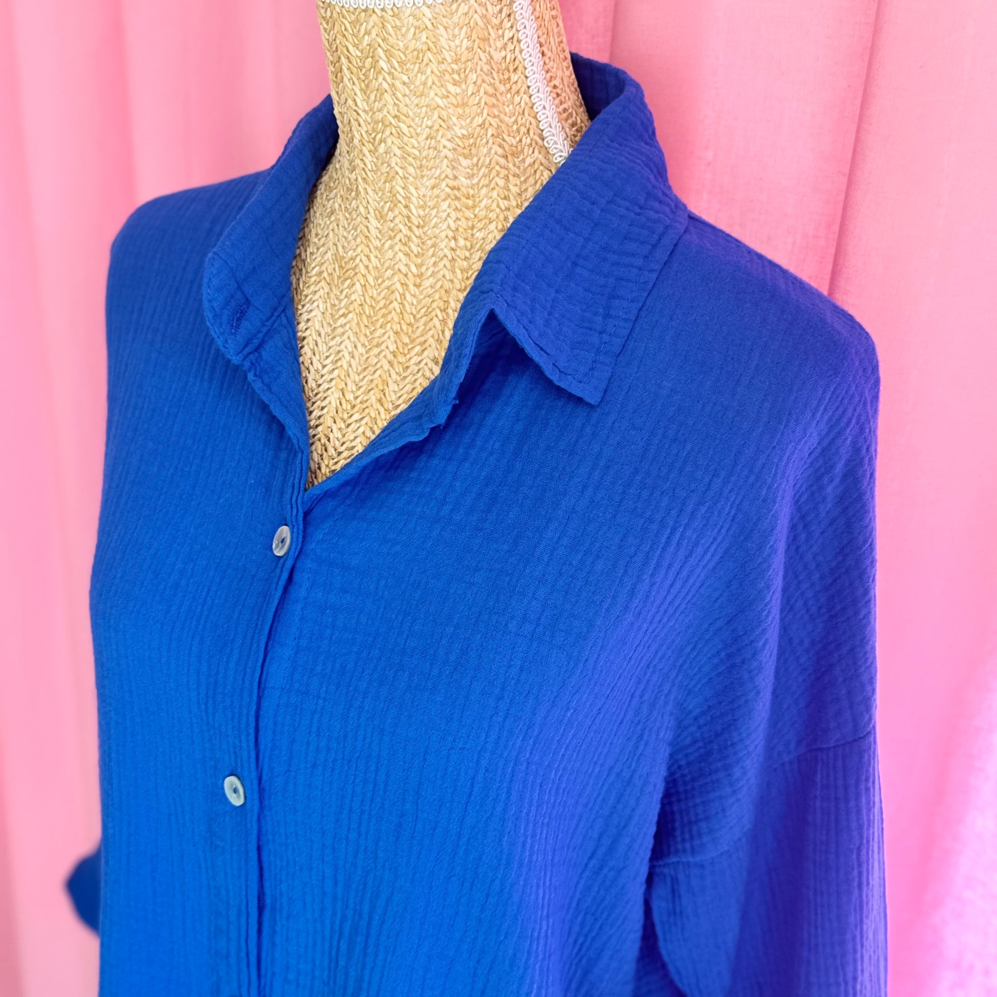 zoom sur détail chemise bleu roi en gaze de coton
