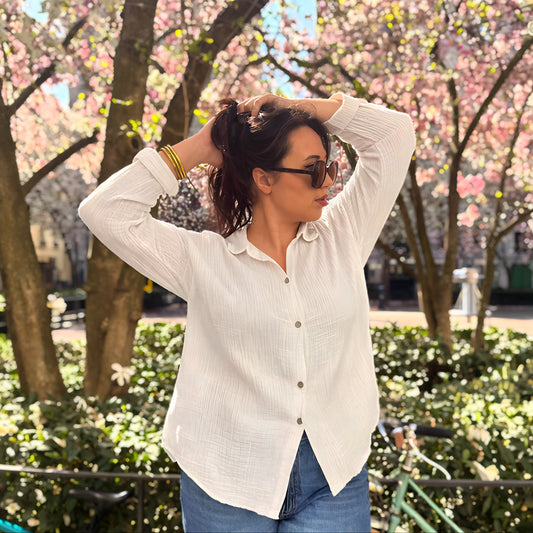 chemise gaze de coton écru portée sur un mannequin en extérieur 