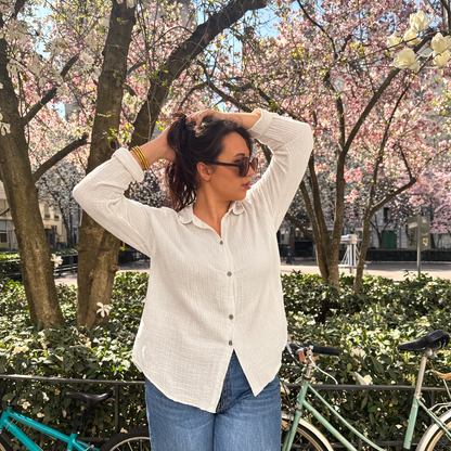 chemise en gaze de coton hyper confortable, portée sur une mannequin en extérieur 