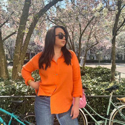 chemise orange en gaze de coton fabriquée en Italie - en situation sur un mannequin 