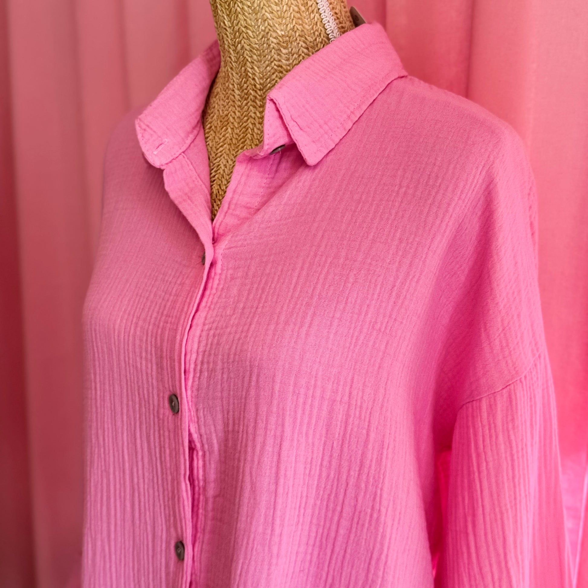 zoom sur chemise gaze de coton rose 