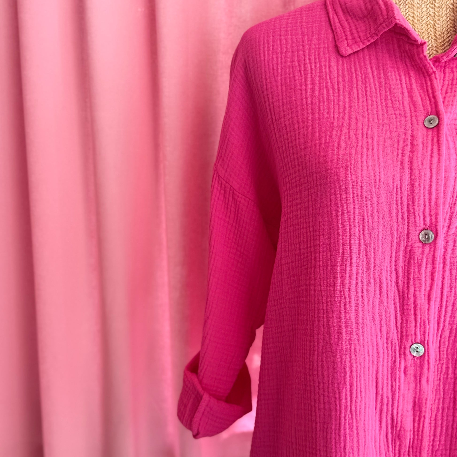 zoom manche chemise gaze de coton rose bonbon