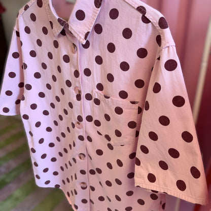 zoom sur chemise manche courte rose à pois