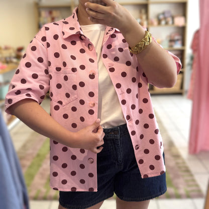 chemise manche courte rose à pois en situation portée