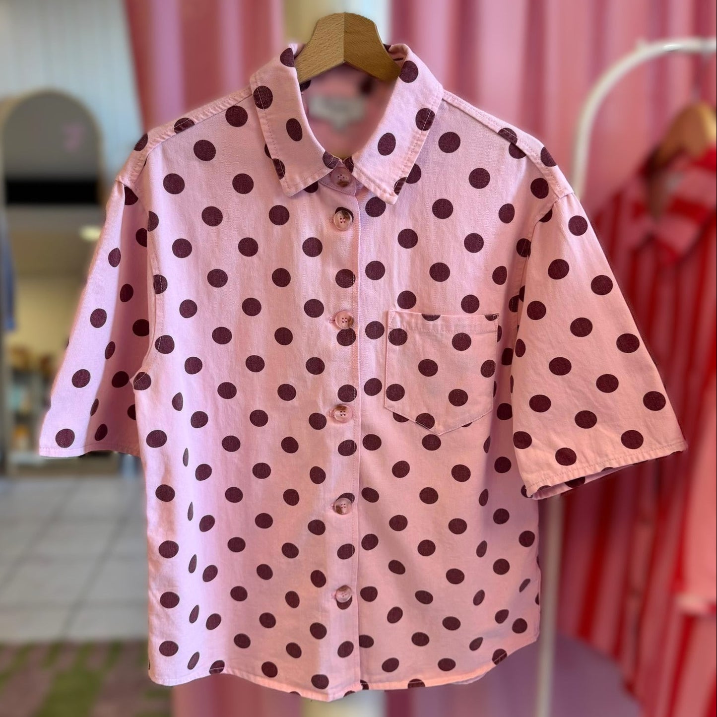 chemise manche courte rose à pois vue de face