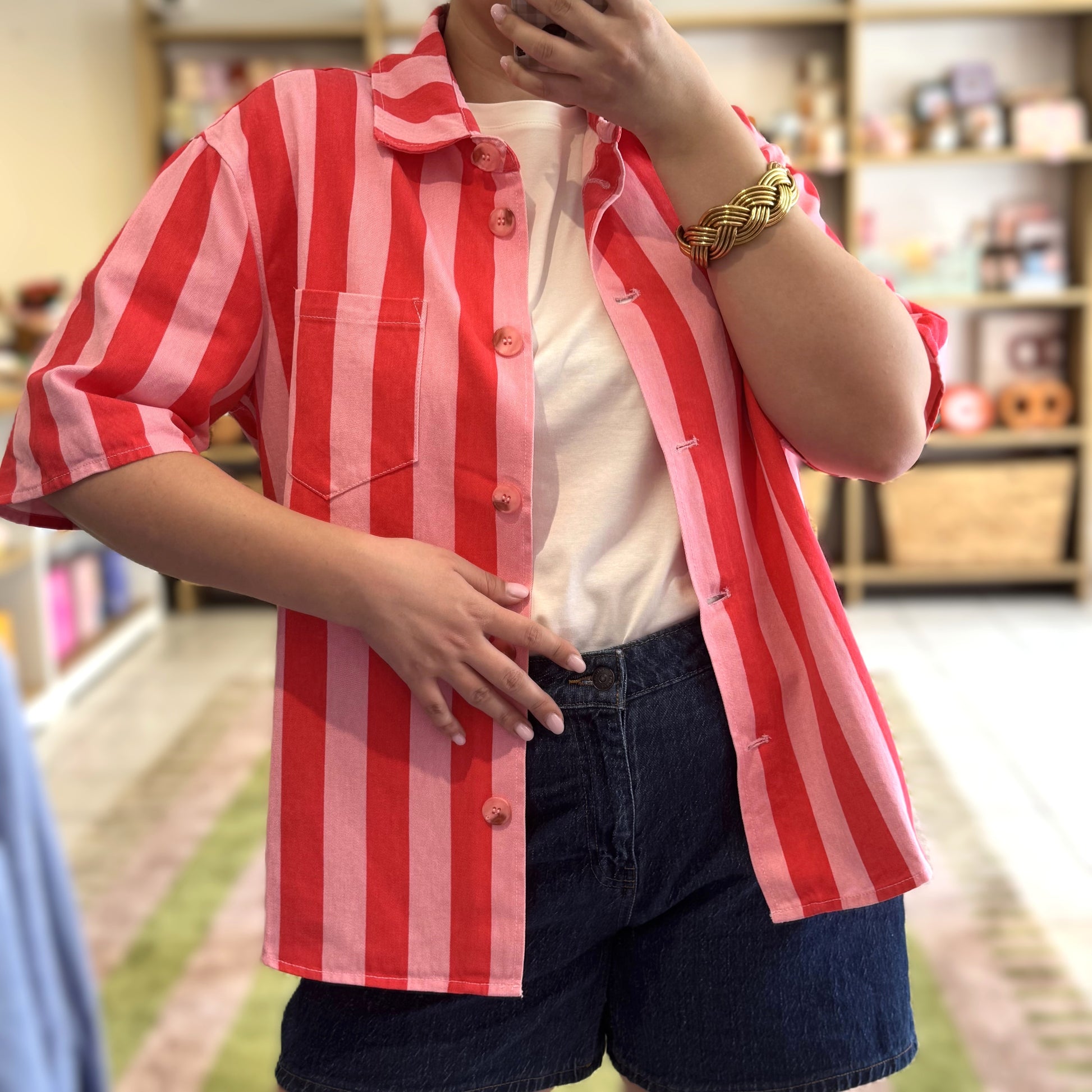 chemise manches courtes rayures rouge et rose, en situation portée