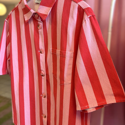zoom sur chemise manches courtes rayures rouge et rose
