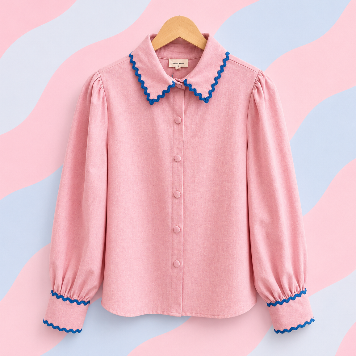 chemise rose col festonné bleu roi sur fond coloré