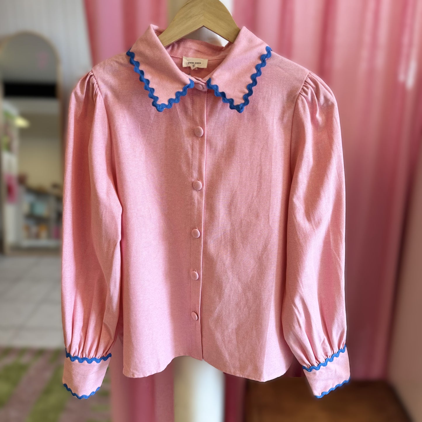 chemise rose col festonné bleu roi vue de face