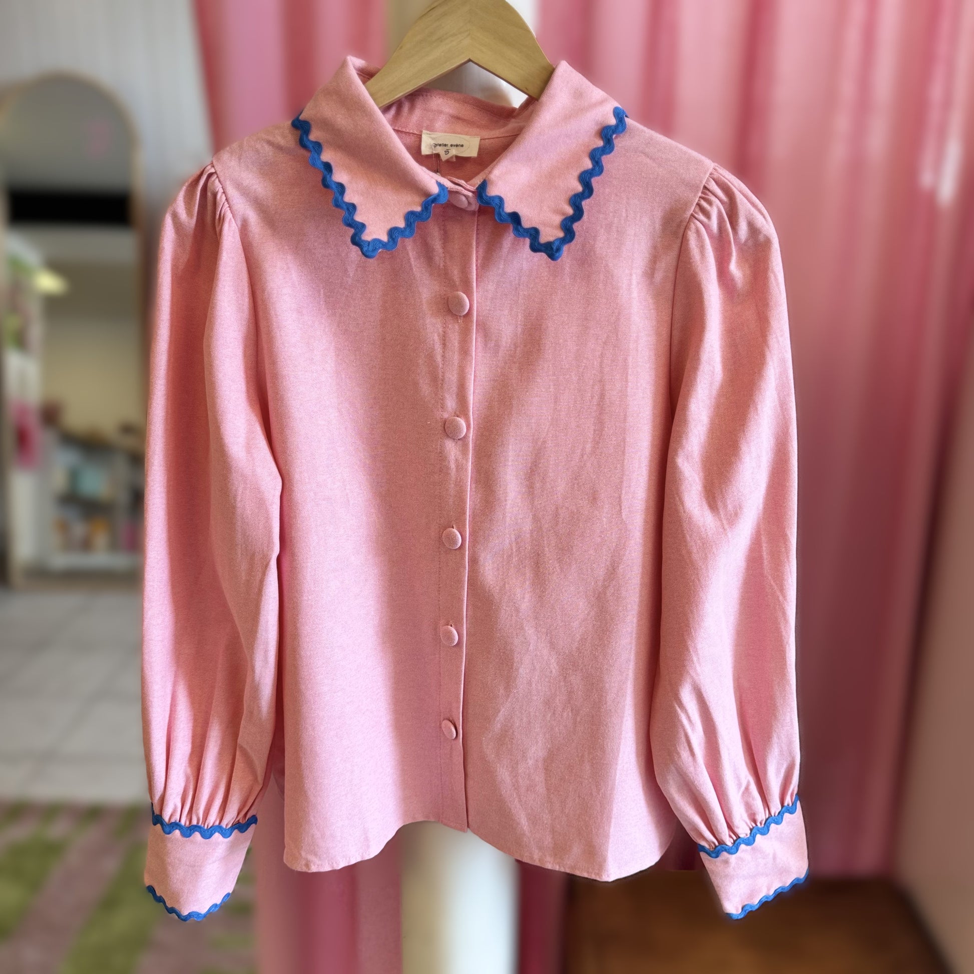 chemise rose col festonné bleu roi vue de face