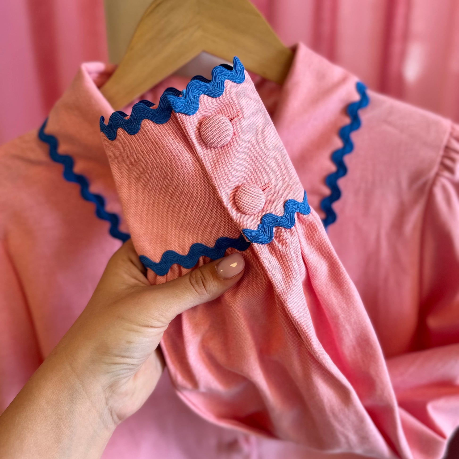 zoom sur détails chemise rose col festonné bleu roi