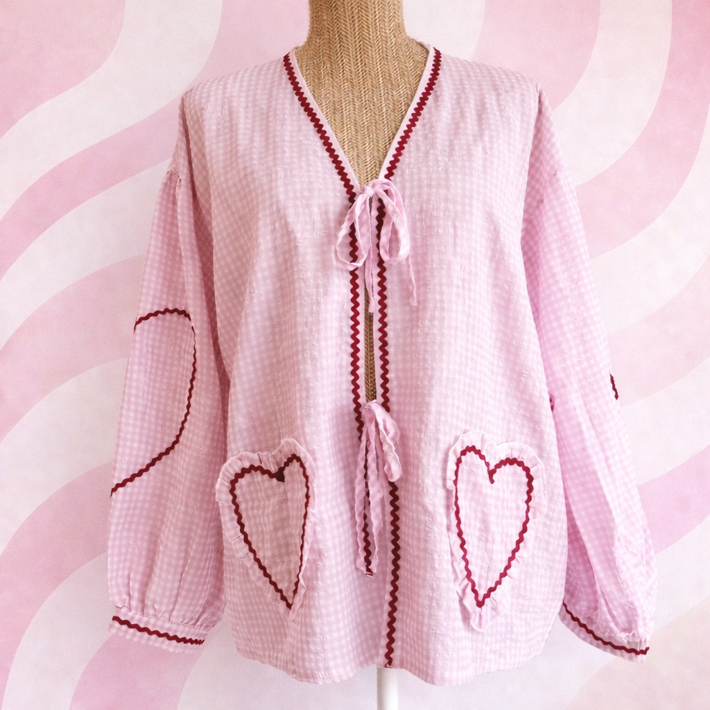 chemise rose imprimé vichy et broderie cœur, portée sur un buste 