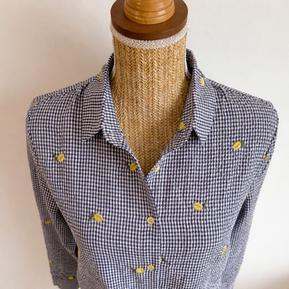 zoom du col chemise vichy et broderies citrons