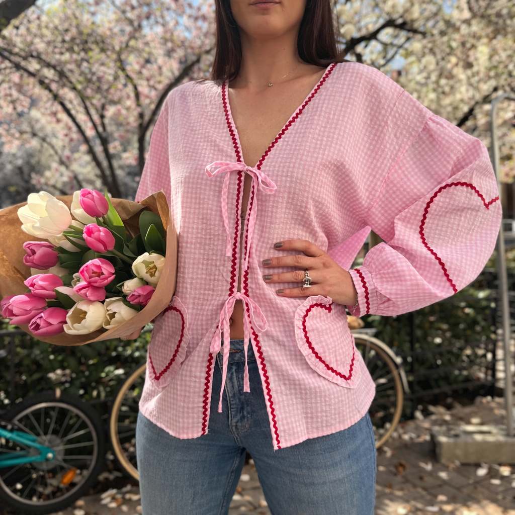 zoom sur chemise vichy rose avec coeur