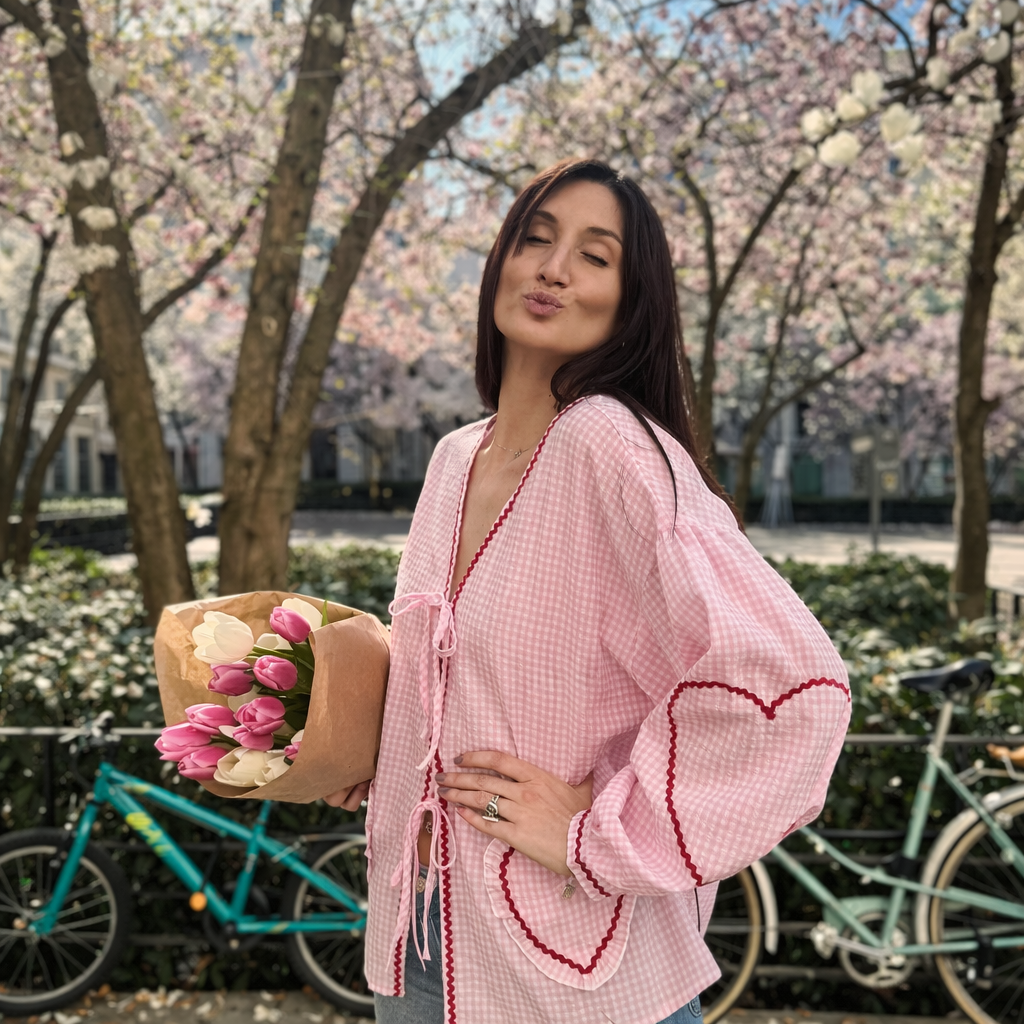 chemise vichy rose avec cœur sur un mannequin