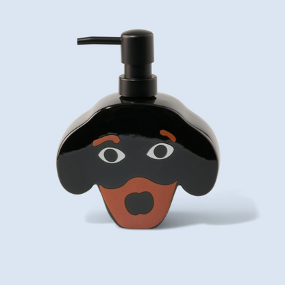 Détail du distributeur de savon en forme de chien teckel en céramique