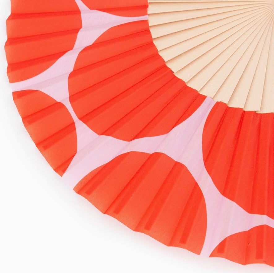 zoom sur détails éventail coloré a gros pois rouge et rose