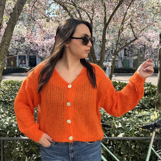 gilet fabriqué en Italie orange, en situation sur mannequin en extérieur 
