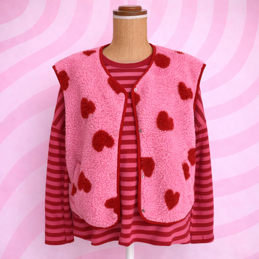 gilet sans manche imprimé cœur rose et rouge en situation sur un buste