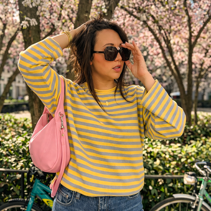 zoom sur belle marinière jaune et bleu ciel 