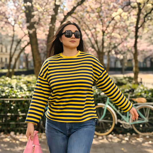 marinière jaune et bleu fabriquée en Italie mise en situation sur un mannequin 