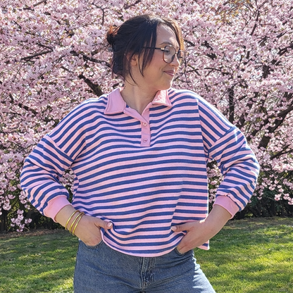 marinière polo rose et bleu en situation sur mannequin en extérieur 