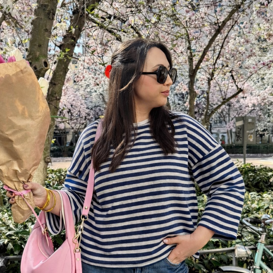 marinière rayure bleu ciel et bleu roi portée sur mannequin 