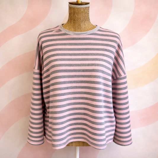 marinière rayure rose et gris portée sur un buste 