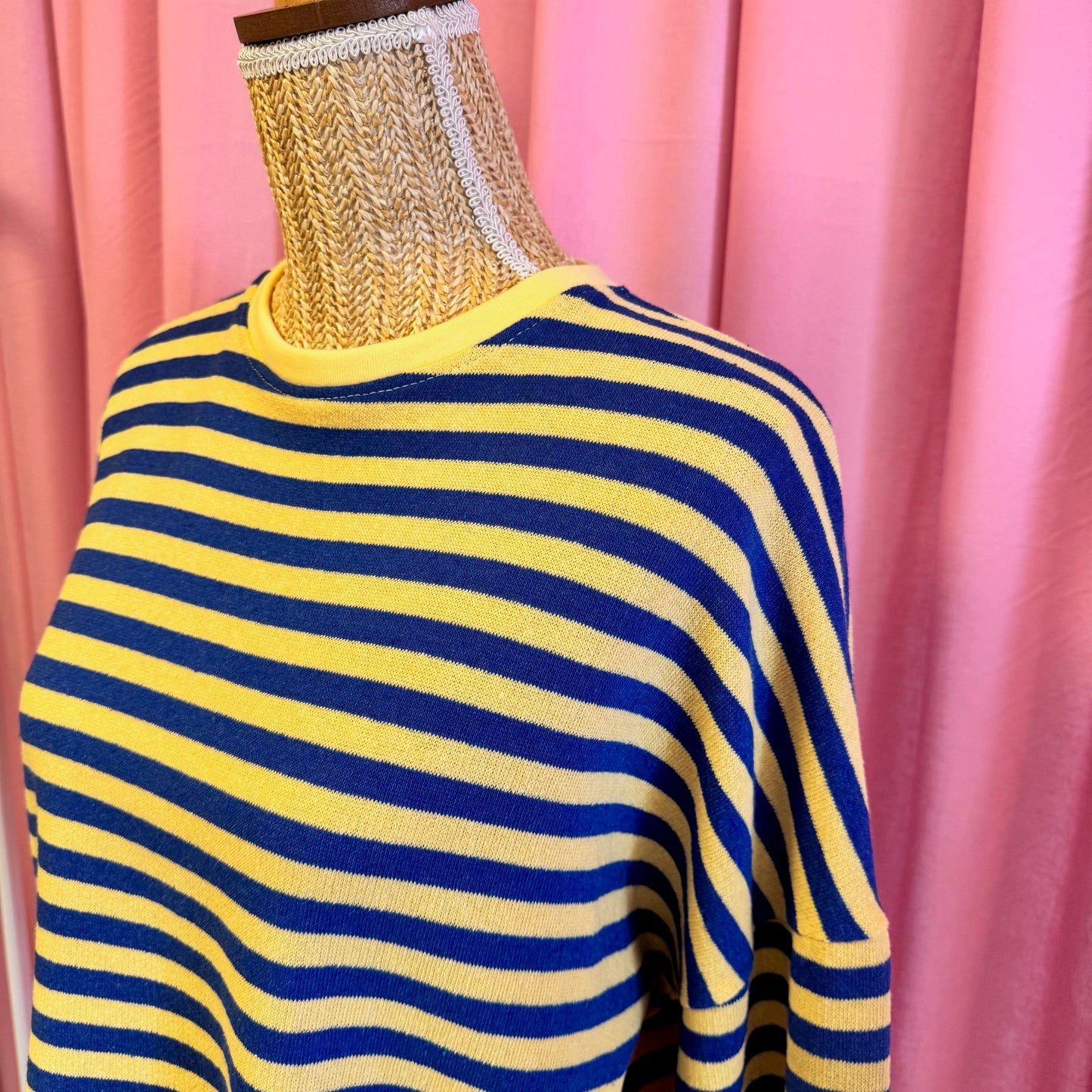 zoom sur détails marinière rayures bleu et jaune