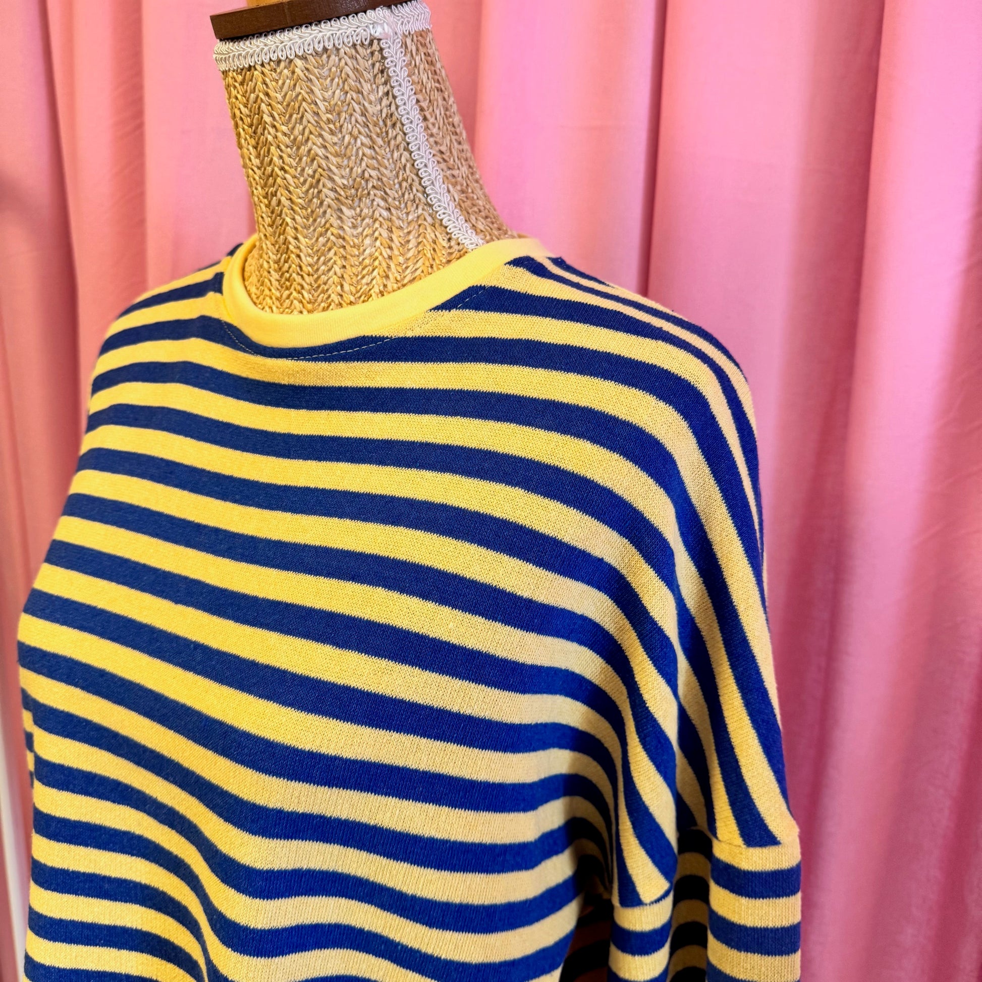 zoom sur détails marinière rayures bleu et jaune